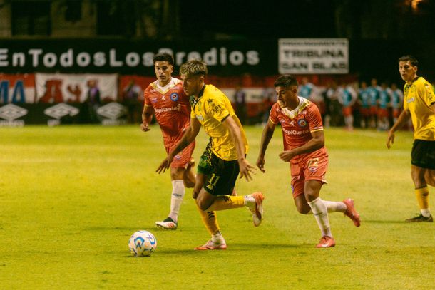 Torneo Apertura: Aldosivi logró su primer triunfo tras imponerse por 2-0 ante Argentinos Juniors