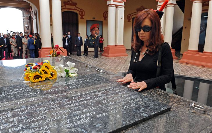 Cristina visitó la tumba de Hugo Chávez junto a Nicolás Maduro