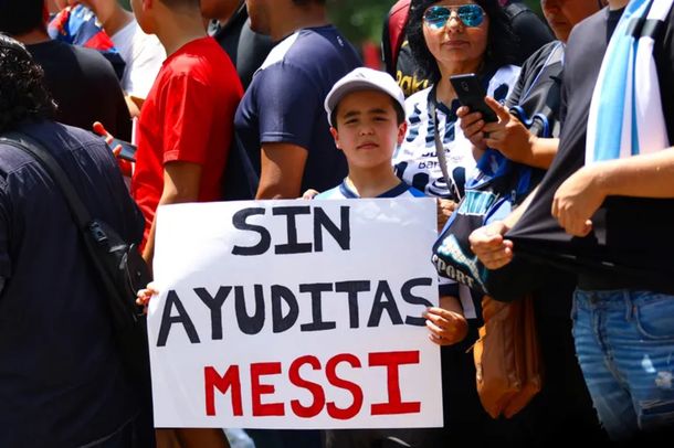 El cartel contra Lionel Messi en Monterrey que generó la bronca de Luis Suárez