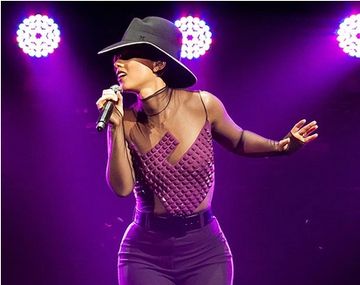 Esta cantante tiene cintura para moverse en el escenario