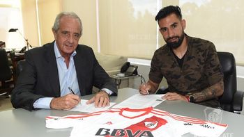 Ariel Rojas firmó para River - Crédito: @CARPoficial Ariel Rojas firmó para River - Crédito: @CARPoficial