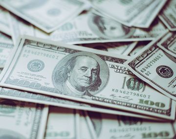 El dólar siguió su tendencia al alza y cerró a 24