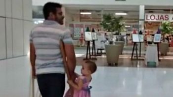 un padre carga a su pequena hija en su muleta y emociona en la web un padre carga a su pequena hija en su muleta y emociona en la web