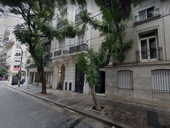 Hallan ahorcado al detenido por matar y descartar el cuerpo envuelto en una cortina