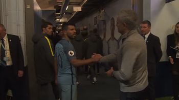 El cruce de Agüero con Mourinho durante el último clásico de Manchester El cruce de Agüero con Mourinho durante el último clásico de Manchester