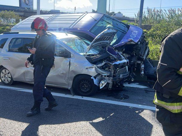 Impresionante choque y vuelco en avenida Lugones dejó al menos cinco heridos