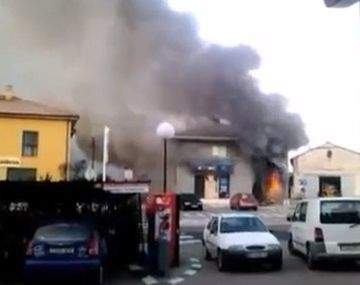 En un ataque de furia