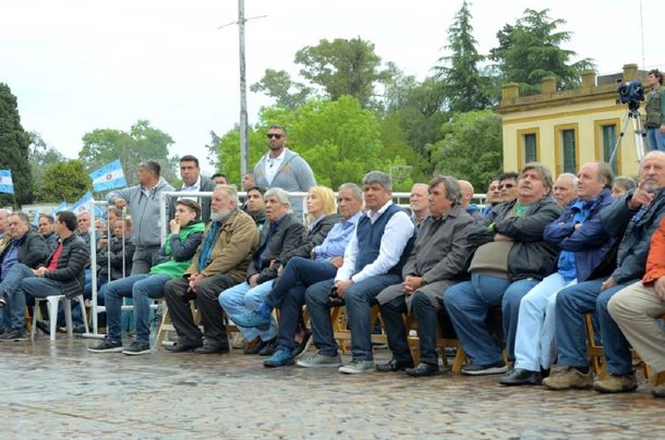 Moyano asistió a una masiva misa por paz, pan y trabajo en Luján