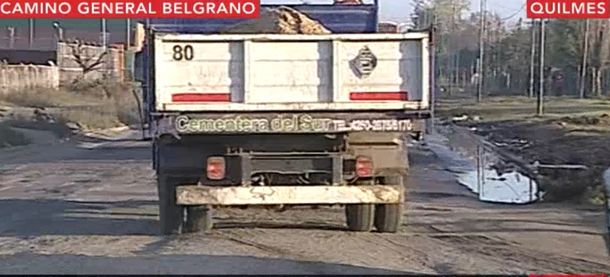 Avenida bache: los colectivos dejan de circular y los vecinos quedan aislados
