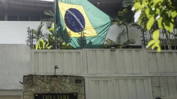 Papelón diplomático: el gobierno de Javier Milei retiene ua bandera de Brasil y Lula la reclama
