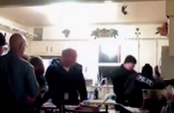 Mirá cómo unos policías detuvieron y golpearon a una mujer embarazada