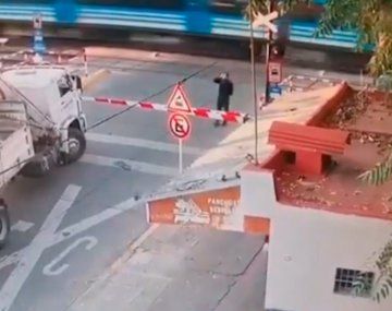 Un tren arrolló y mató a un peatón en la barrera de la estación Floresta del Ferrocarril Sarmiento