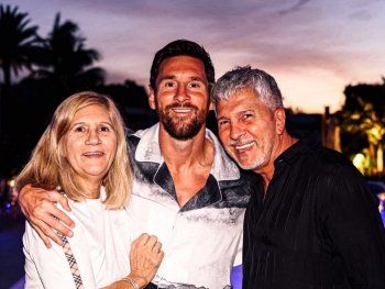 Lionel Messi junto a su mamá y papá