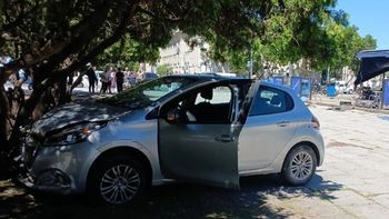 un hombre se infarto mientras manejaba y se subio con su auto a la plaza moreno de la plata un hombre se infarto mientras manejaba y se subio con su auto a la plaza moreno de la plata
