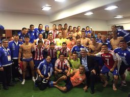 El festejo de los jugadores paraguayos en el vestuario del Mario Alberto Kempes tras el histórico triunfo ante Argentina