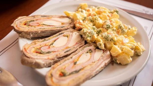 Este bodegón marplatense es uno de los faros de la gastronomía costera gracias a sus porciones abundantes y precios económicos. 