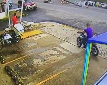 El motociclista se escapó después de impactar contra el hombre