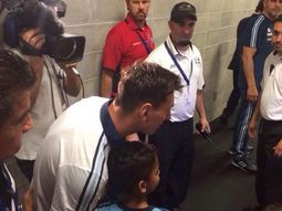 messi firmo autografos y regalo su camiseta, pero no hablo con la prensa messi firmo autografos y regalo su camiseta, pero no hablo con la prensa