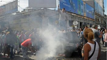 La curiosa selfie de un mantero, en medio de la represión La curiosa selfie de un mantero, en medio de la represión