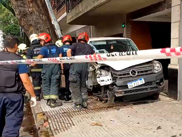 Caballito: una camioneta perdió el control, se subió a la vereda y se incrustó en un edificio