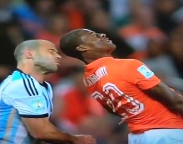 El golpe en la cabeza a Mascherano que alarmó al seleccionado argentino