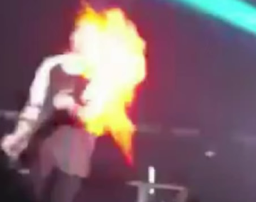 Así un cantante se prendió fuego la cara en un recital