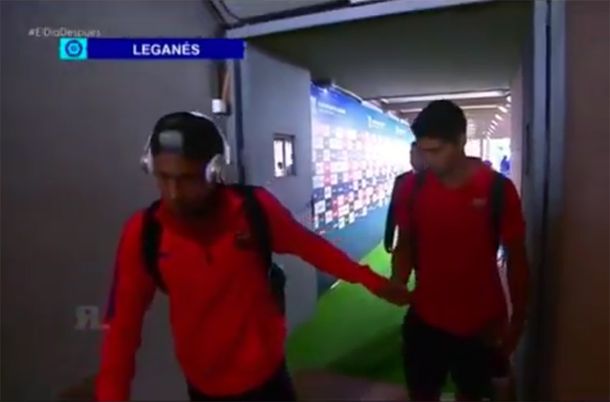 VIDEO: El desagradable regalo de Neymar a Luis Suárez