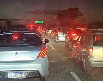 Cierre del fin de semana largo: caos de tránsito en la Ruta 2