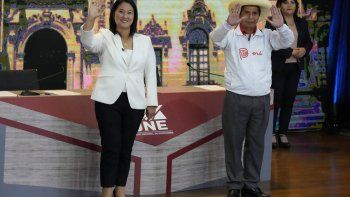 se aguardan los resultados oficiales de la renida eleccion en peru se aguardan los resultados oficiales de la renida eleccion en peru