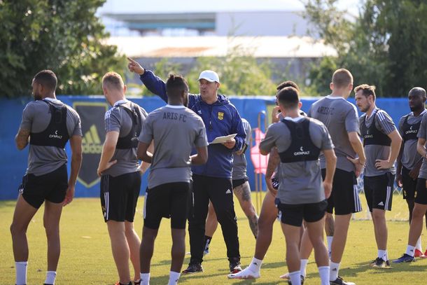 El Mono burgos fue despedido del Aris Salonica de Grecia