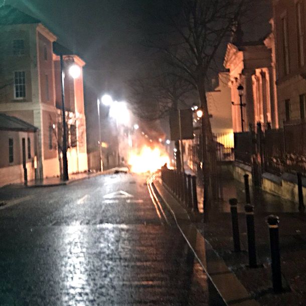 Atentado en Irlanda del Norte: explotó un coche bomba cerca de un juzgado