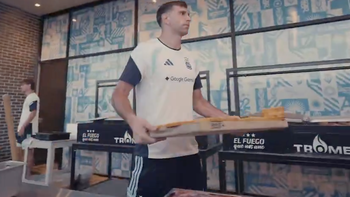 El Dibu Martínez, protagonista del cuarto asado de la Selección Argentina en Kansas. El Dibu Martínez, protagonista del cuarto asado de la Selección Argentina en Kansas.