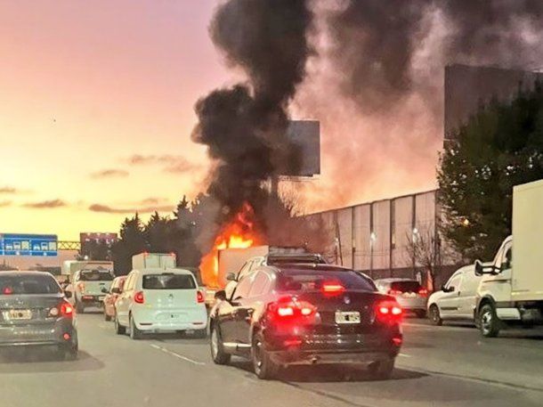 Impresionante incendio de un camión en plena Panamericana: dejó una línea de fuego en el asfalto