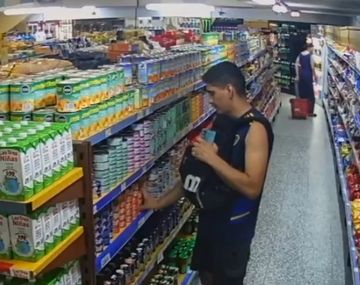 Creyó que nadie lo veía pero las cámaras lo captaron robándose todo el atún de un supermercado