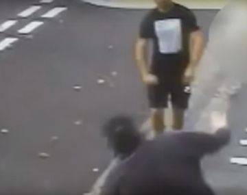 Le partió la mandíbula de una trompada en un estacionamiento