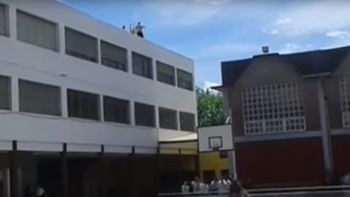 egresados salvajes: alumnos incendiaron tachos y se treparon al techo del colegio egresados salvajes: alumnos incendiaron tachos y se treparon al techo del colegio