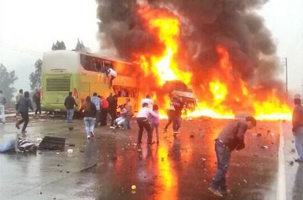 Choque e incendio en Chile: seis muertos y 30 heridos