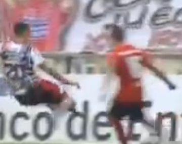 El jugador del local zafó de la roja