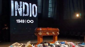 el velorio mas grande del mundo: sigue la despedida a indio solari con fuertes criticas al gobierno el velorio mas grande del mundo: sigue la despedida a indio solari con fuertes criticas al gobierno