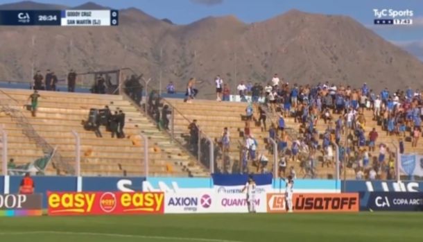 El clásico entre Godoy Cruz y San Martín de San Juan, demorado por lluvia de sillazos