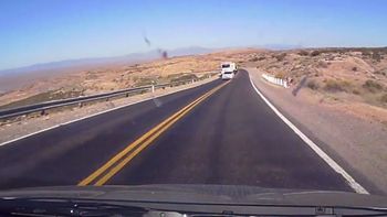 Un hombre subió un video a YouTube para denunciar la mala maniobra de un conductor sobre la ruta 237 en Neuquén. Un hombre subió un video a YouTube para denunciar la mala maniobra de un conductor sobre la ruta 237 en Neuquén.