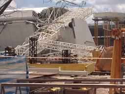 derrumbe en un estadio mundialista: hay dos obreros muertos derrumbe en un estadio mundialista: hay dos obreros muertos