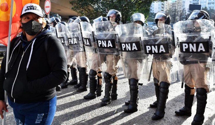 Organizaciones sociales cortan el Puente Pueyrredón