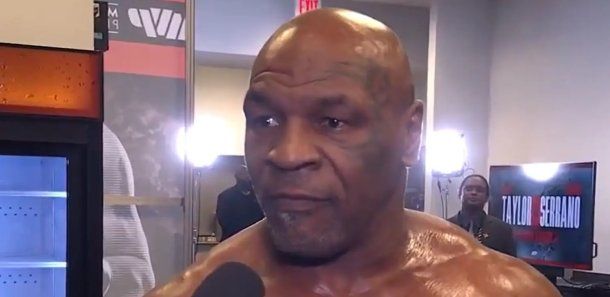 Insólito: Mike Tyson dio una entrevista casi desnudo en la previa a la pelea con Jake Paul