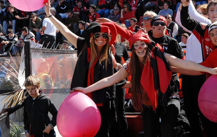 Santa Fe prohíbe ingresar con agua a la cancha pese al calor