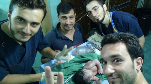 Médicos sirios salvan a una niña que nació con un proyectil en la cara