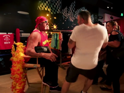 Hulk Hogan se hizo pasar por su propia estatua de cera para asustar a la gente