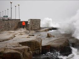 las imagenes del violento temporal de viento y olas en la costa atlantica las imagenes del violento temporal de viento y olas en la costa atlantica