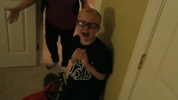 El chico se largó a llorar porque sus padres le gritaban