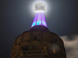 Uruguay: paso a paso para la foto perfecta de la luna sobre el Palacio Salvo